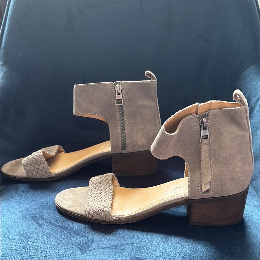 Lucky Brand Nichele Taupe Grey Block Heel Sandals Suede Size 9.5M - Picture 6 of 11